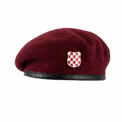 Hrvatska beretka s povijesnim grbom