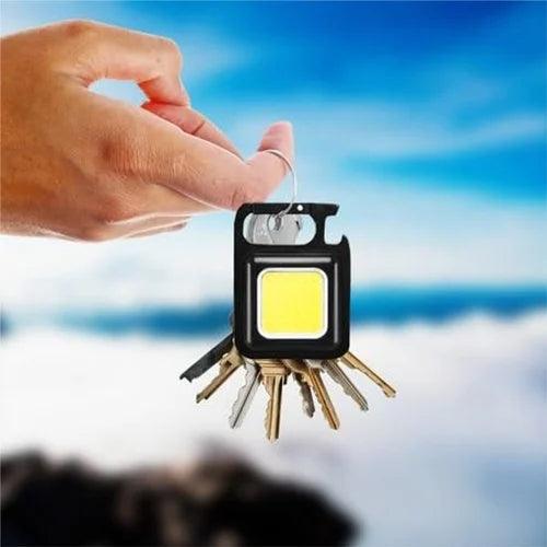 Mini led privjesak za ključeve / svjetiljka / otvarač 1+1 gratis - Feniks-shop
