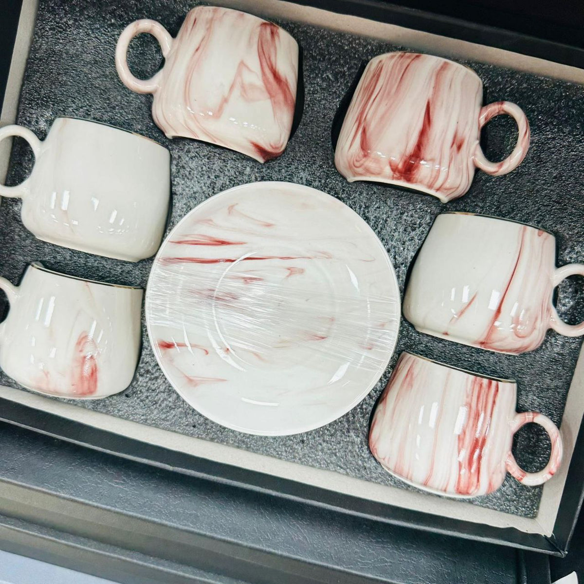 Set od 6 šalica + tanjurići - Crvene šare – slika 2